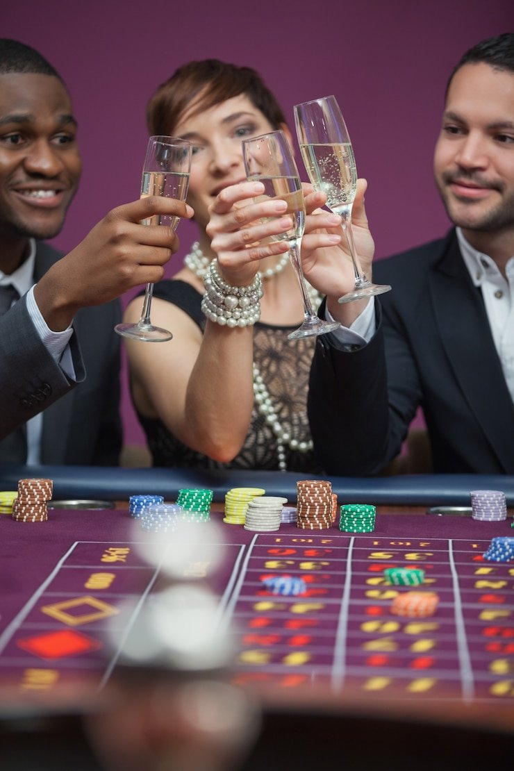 Antarmuka aplikasi mobile satuan4d menampilkan meja live-dealer blackjack dengan dealer profesional