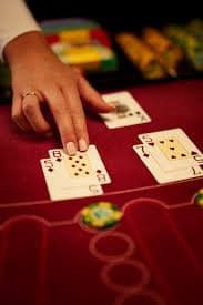 Tampilan layar permainan Sweet Bonanza menunjukkan gulungan, simbol bonus, dan panel informasi RTP dan volatilitas